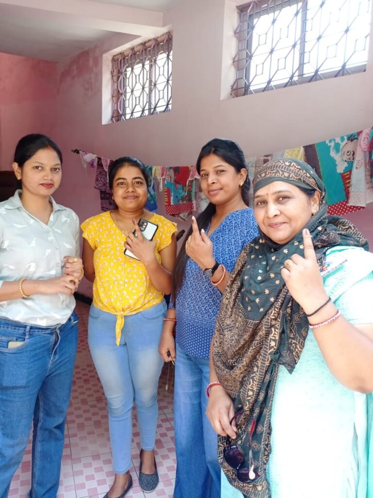 आंधी, बारिश व खराब मौसम पर भी नही रुका मतदाताओं का उत्साह…