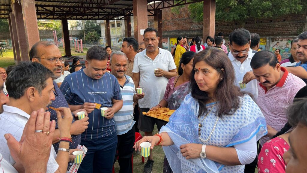 सरोज ने चाय बनाकर नागरिकों को पिलाई…चाय पर चर्चा के लिए संत कंवर राम उद्यान पहुंची भाजपा प्रत्याशी सरोज पांडेय