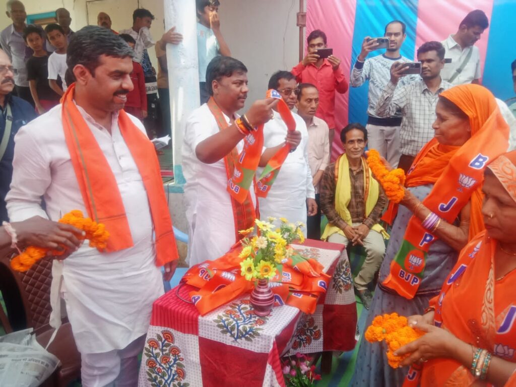 धनेश्वरी कंवर के नेतृत्व में सैकड़ों ग्रामीणों ने किया भाजपा प्रवेश, वन मंत्री केदार कश्यप व भाजपा प्रदेश मंत्री विकास महतो रहे मौजूद