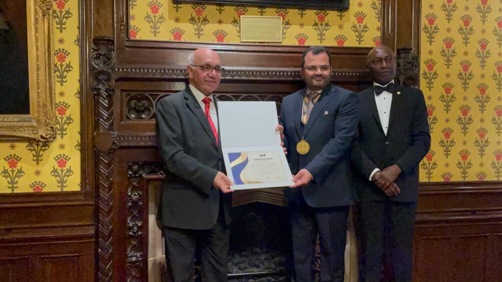 कोरबा के गिरीश को लंदन-यूके में मिला “ग्लोबल पावर लीडर 2024” अवार्ड