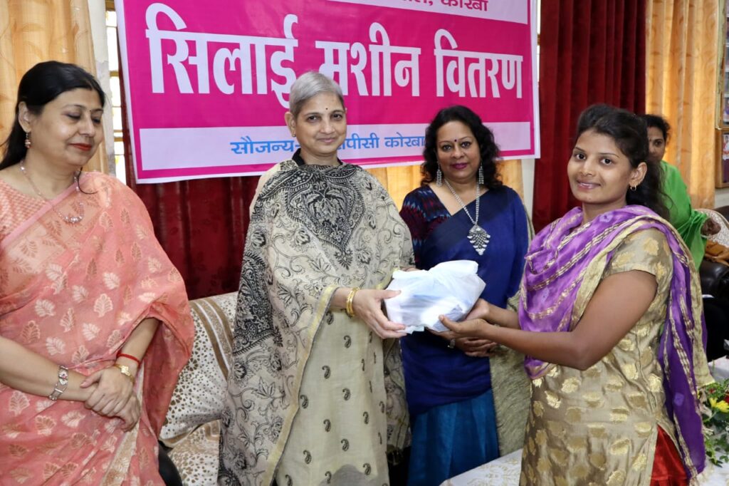 अर्पिता महिला समिति की अध्यक्ष ने एनटीपीसी कोरबा में  एसएचजी महिलाओं को सिलाई मशीनें वितरित किया