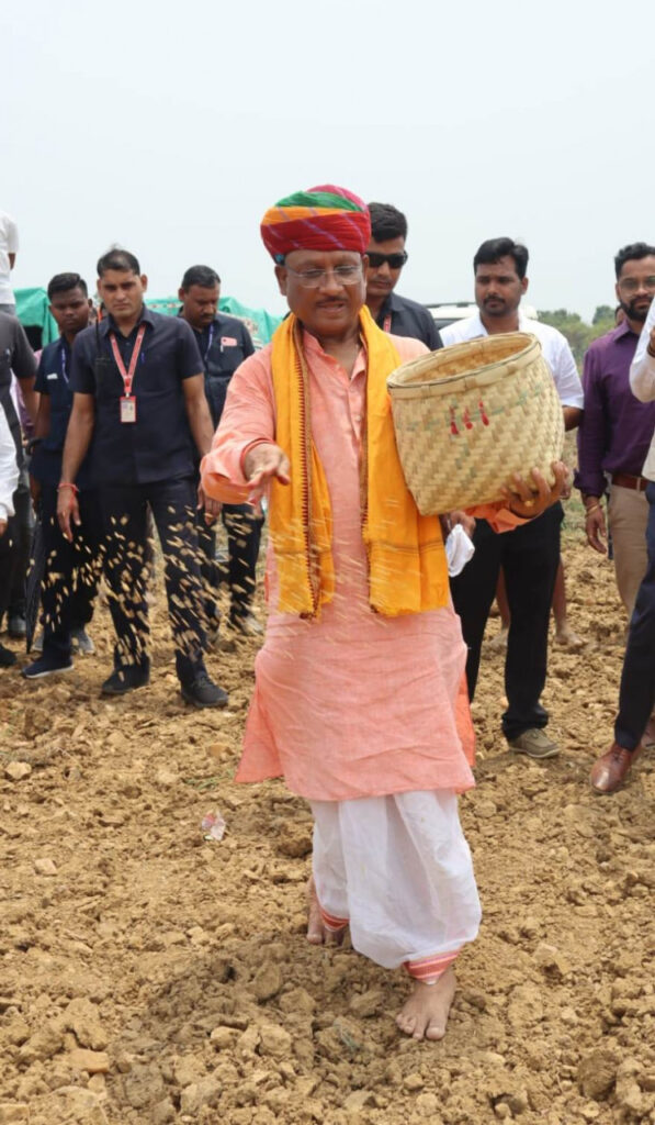 रायपुर : छत्तीसगढ़ में मानसून की बौछारों के साथ खेती-किसानी का काम शुरू…