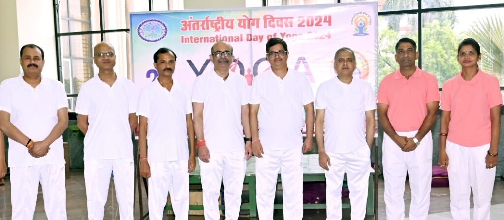 रायपुर : अंतर्राष्ट्रीय योग दिवस : छत्तीसगढ़ उच्च न्यायालय के मुख्य न्यायाधीश श्री रमेश सिन्हा ने किया योगाभ्यास