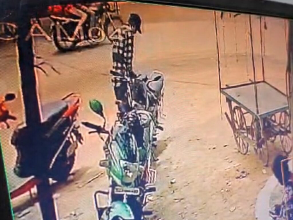 बाइक की डिक्की से 1 लाख चोरी : CCTV कैमरे में कैद हुआ शातिर चोर, 8 सेकंड में पैसे लेकर फरार…