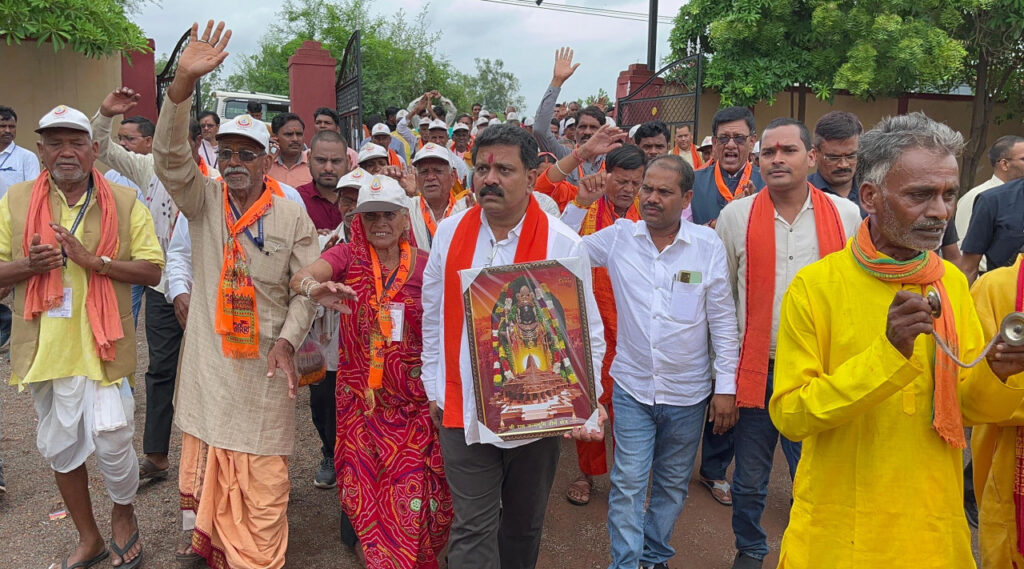 रायपुर : उपमुख्यमंत्री श्री विजय शर्मा ने श्री रामलला के दर्शन कर वापस कवर्धा पहुंचे श्रद्धालुओं का सीताराम संकीर्तन मंडली के साथ किया अभूतपूर्व स्वागत