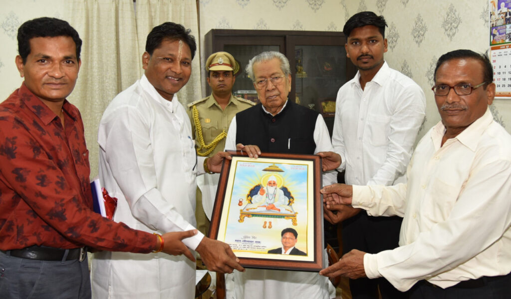 रायपुर : राज्यपाल श्री हरिचंदन से सेवक कबीर पंथ दामाखेड़ा के महंत ने की सौजन्य भेंट