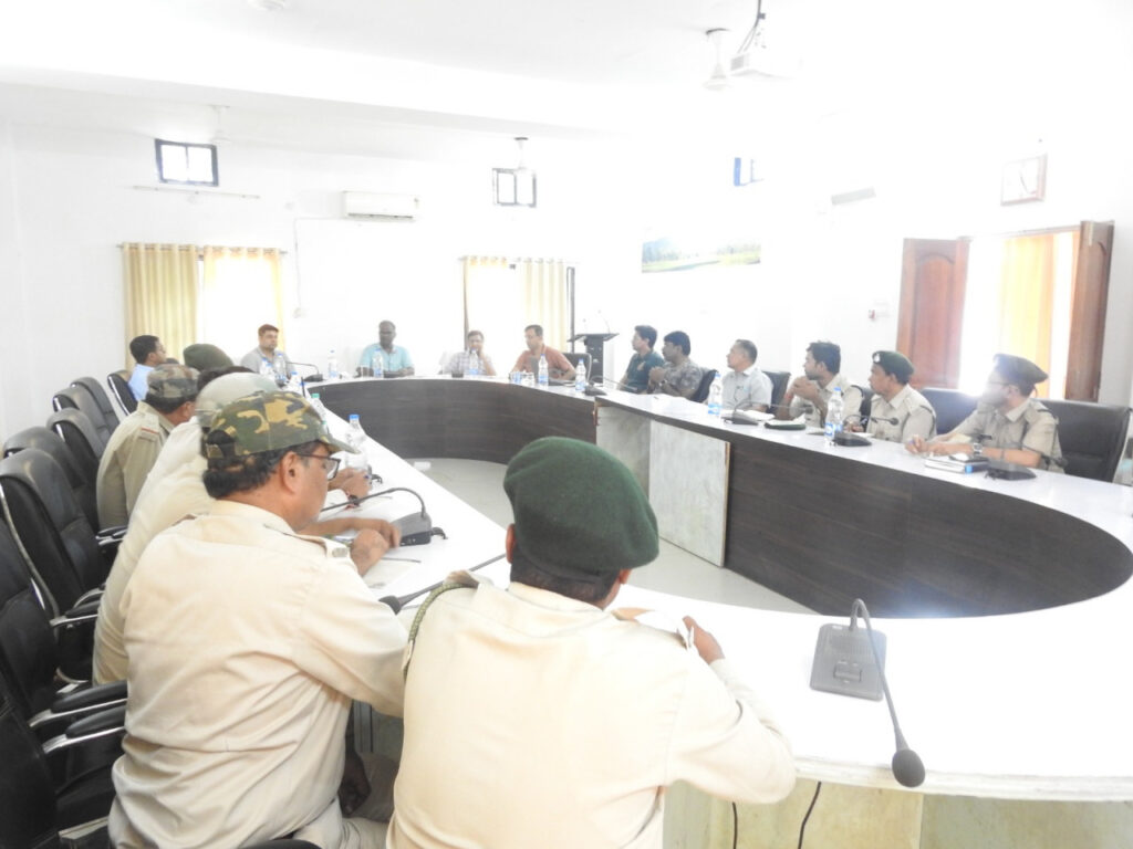 रायपुर : बारनवापारा अभ्यारण्य एवं सीमावर्ती वनक्षेत्र में विचरण कर कर रहे बाघ की सुरक्षा एवं मॉनिटरिंग को लेकर प्रधान मुख्य वन संरक्षक (व.प्रा.) एवं वन्यप्राणी अभिरक्षक की अध्यक्षता में बैठक संपन्न…