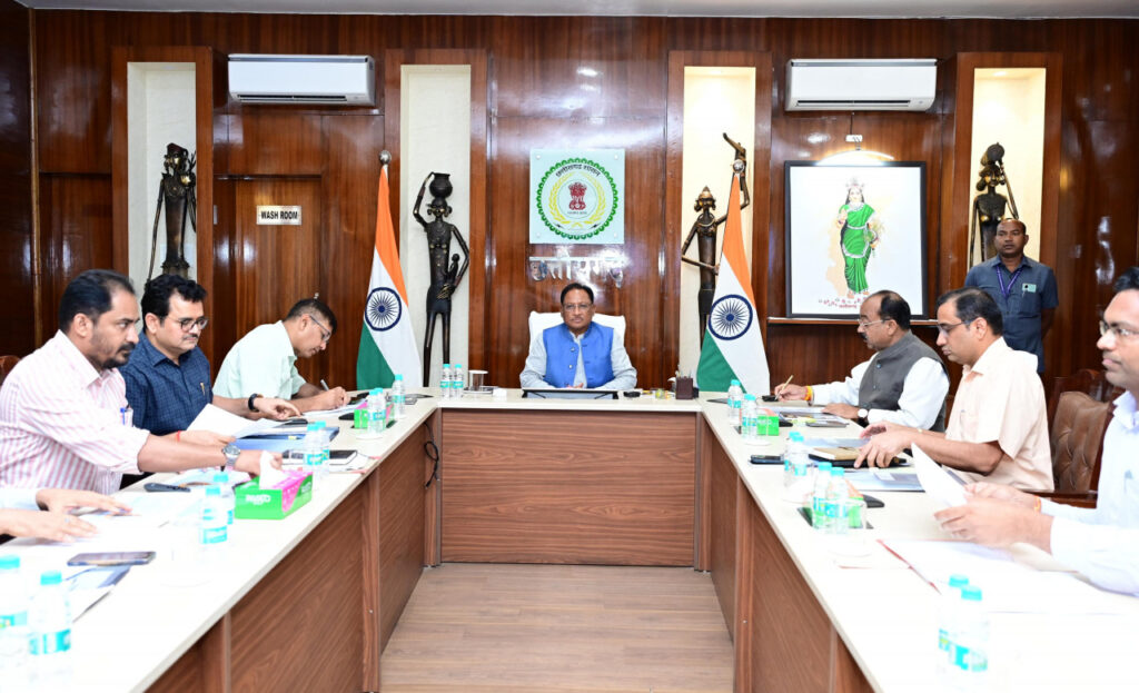 रायपुर : सुशासन और योजनाओं के प्रभावी क्रियान्वयन के लिए मुख्यमंत्री की समीक्षा बैठकों का दौर जारी, पीएचई के कार्यों की हुई समीक्षा