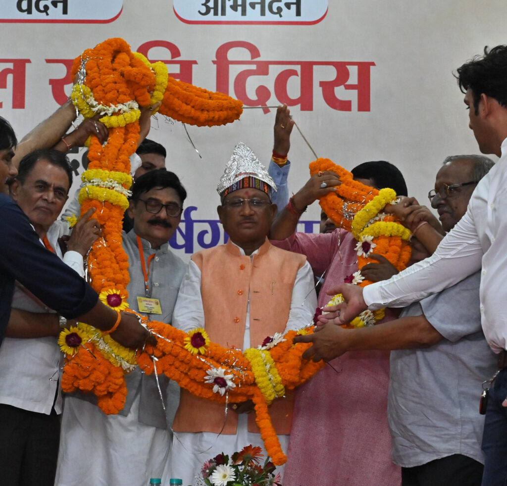 रायपुर : मुख्यमंत्री श्री विष्णु देव साय ने आज लोकतंत्र सम्मान समारोह में लोकतंत्र सेनानियों का शाल, श्रीफल भेंट कर सम्मान किया