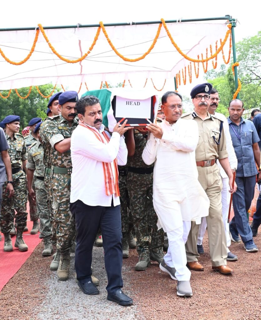 रायपुर : मुख्यमंत्री श्री विष्णु देव साय और उप मुख्यमंत्री श्री विजय शर्मा ने शहीद जवान के पार्थिव शरीर को कांधा देकर गृहग्राम जशपुर के लिए किया रवाना