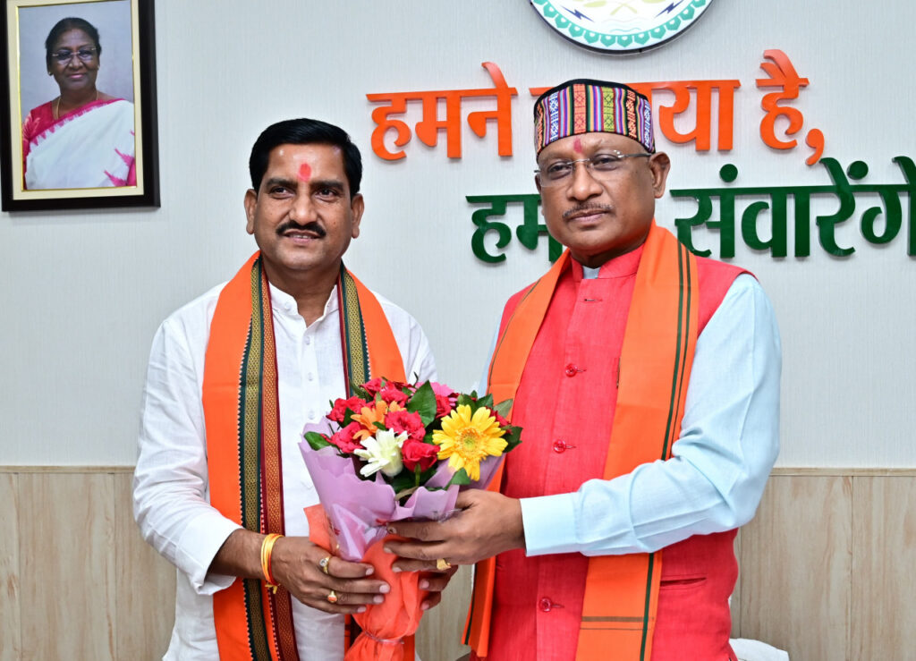 रायपुर : मुख्यमंत्री श्री साय ने श्री साहू का अपने निवास में आत्मीय स्वागत किया : केंद्रीय राज्यमंत्री की जिम्मेदारी मिलने पर बधाई एवं शुभकामनाएं दीं