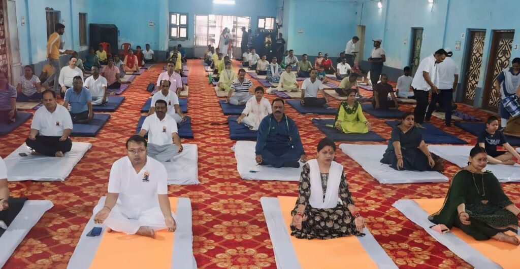 रायपुर : योग को जीवन शैली का अभिन्न अंग बनाएं: सांसद श्रीमती कमलेश जांगड़े