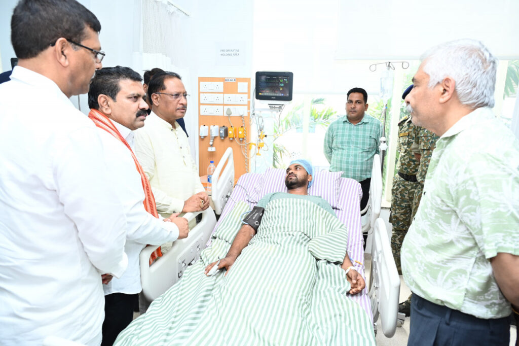 रायपुर : नक्सल मुठभेड़ में घायल जवान का हौसला बुलंद, कहा – ठीक होते ही और मारूंगा