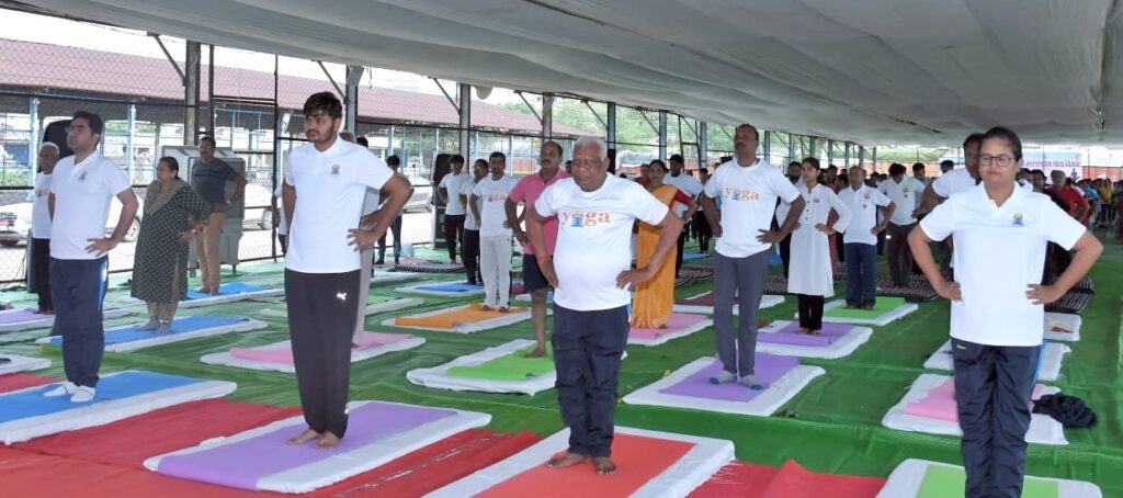 रायपुर : तनाव, रोग एवं विकारों को दूर कर स्वस्थ, तन-मन मस्तिष्क का विकास करता है योग: विधायक श्री पुन्नूलाल मोहले..