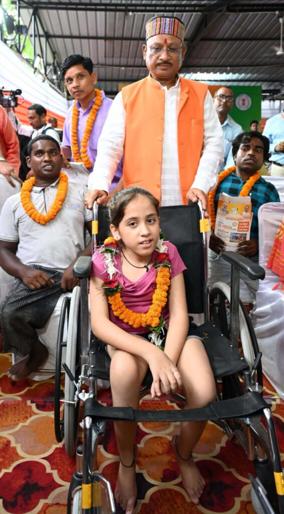 रायपुर : जनदर्शन: किसी को व्हीलचेयर, किसी को मोटराइज्ड ट्रायसायकल तो किसी को मिला कृत्रिम पैर