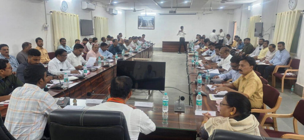 रायपुर : स्वास्थ्य मंत्री श्री श्याम बिहारी जायसवाल ने ली मनेंद्रगढ़ में जिला अधिकरियों की समीक्षा बैठक