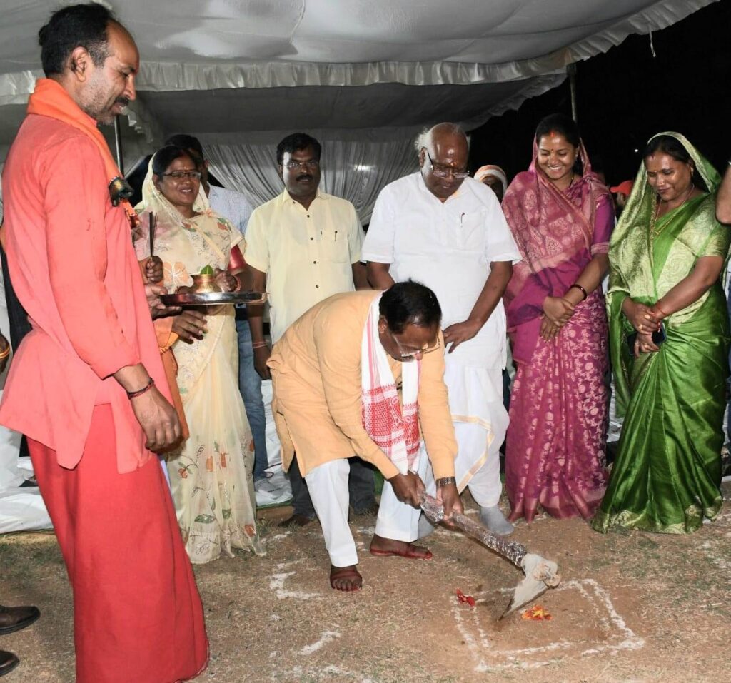 रायपुर : कृषि मंत्री श्री नेताम ने बलरामपुर में मातृ एवं शिशु अस्पताल और क्रिटिकल केयर हेल्थ ब्लॉक का किया भूमिपूजन