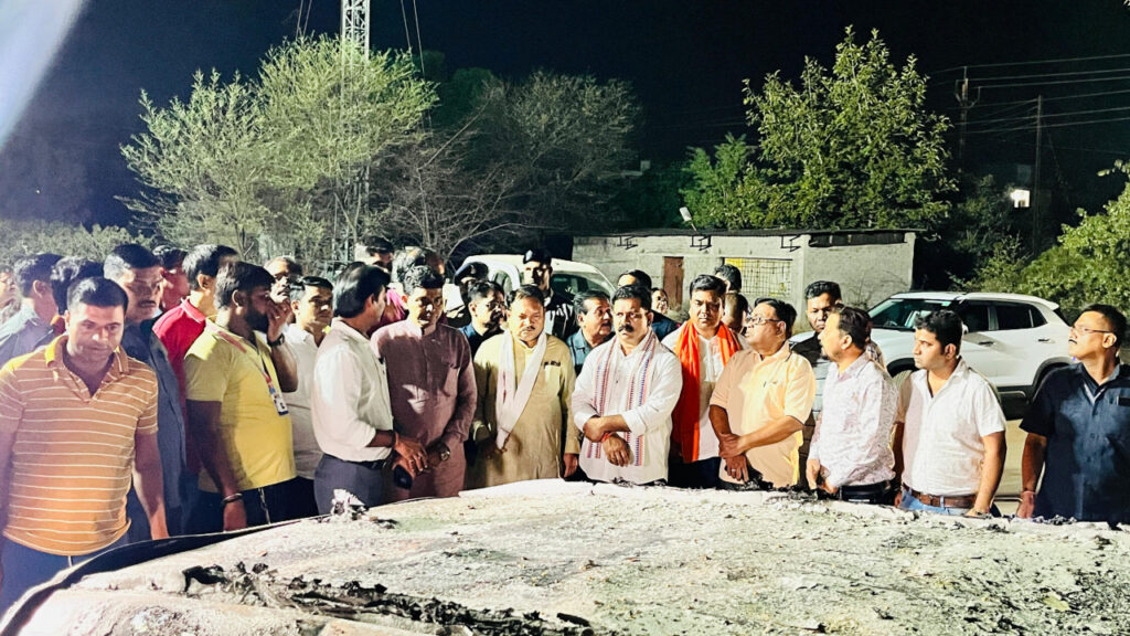 रायपुर : जिला मुख्यालय बलौदाबाजार में की गई तोड़फोड़ एवं आगजनी की घटना का जायजा लेने पहुँचे उपमुख्यमंत्री श्री विजय शर्मा