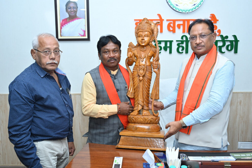 रायपुर : मुख्यमंत्री से नवनिर्वाचित सांसद श्री महेश कश्यप ने की सौजन्य मुलाकात…