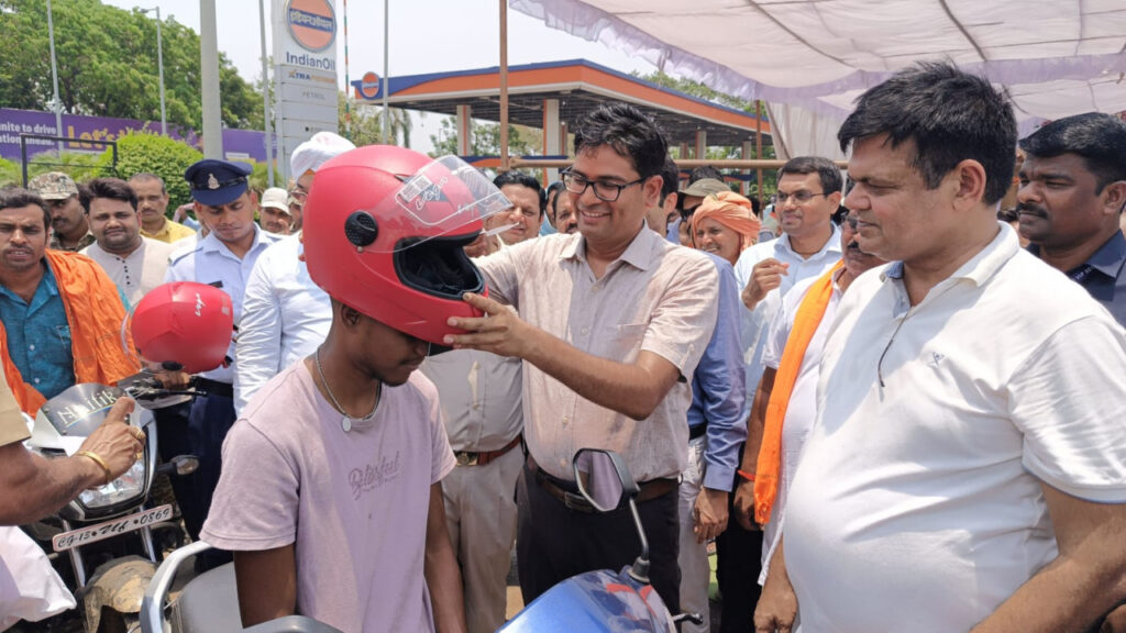 रायपुर : हेलमेट के उपयोग को सामाजिक जिम्मेदारी के रूप में दें बढ़ावा-वित्त मंत्री श्री ओ.पी.चौधरी