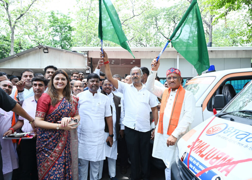 रायपुर : मुख्यमंत्री श्री साय ने पंडरिया क्षेत्र के लिए पांच निःशुल्क एम्बुलेंस को हरी झंडी दिखाकर रवाना किया