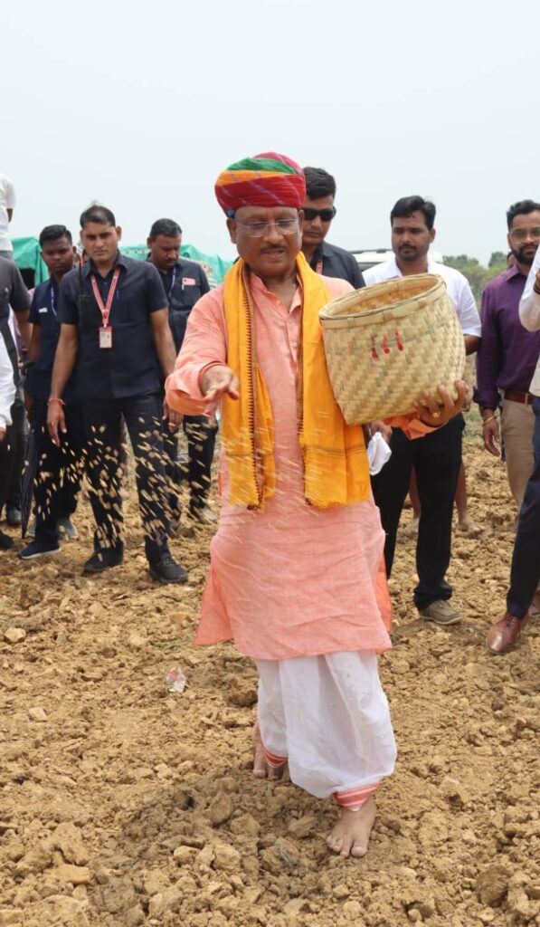 मुख्यमंत्री श्री साय दिखे किसान की भूमिका में: बगिया में अपने खेतों में बीज का छिड़काव कर खेती-किसानी का किया शुभारंभ…