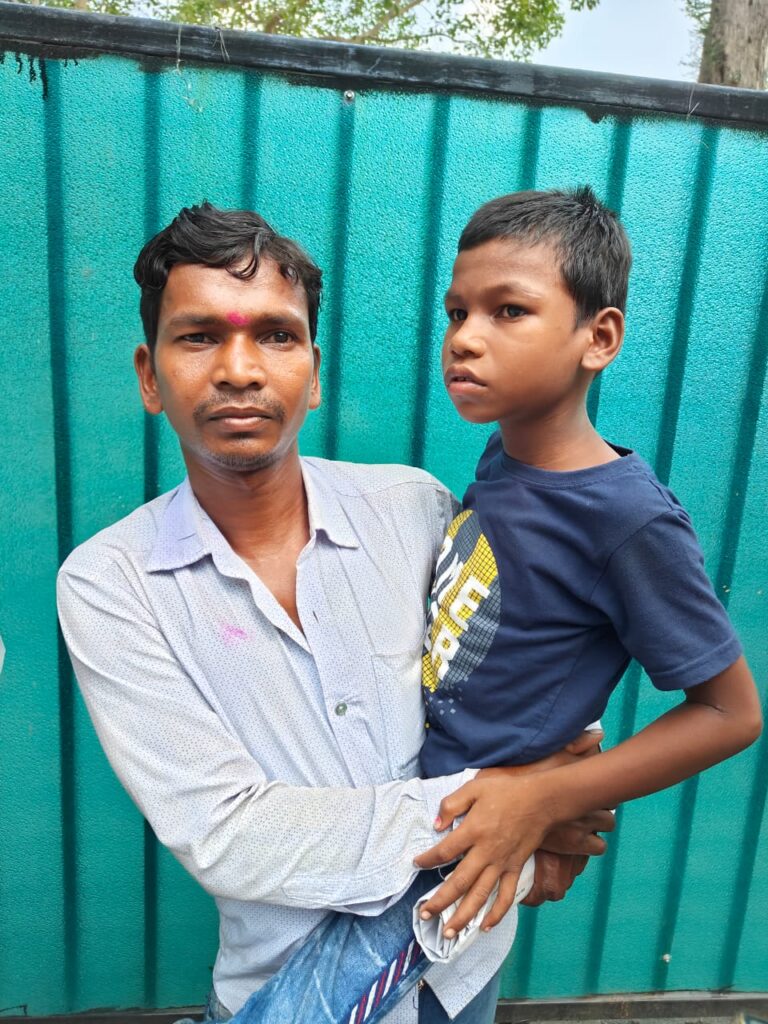 दिव्यांग बच्चे हेमराज राठिया को लेकर आए पिता, मुख्यमंत्री ने इलाज के लिए मौके से ही भेज दिया दिव्यांग विशेष गृह…