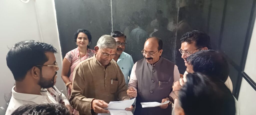 महापौर की अगुवाई में प्रतिनिधि मण्डल ने विभिन्न विकास कार्यो हेतु उपमुख्यमंत्री को सौपा ज्ञापन, राशि स्वीकृत करने की मांग की