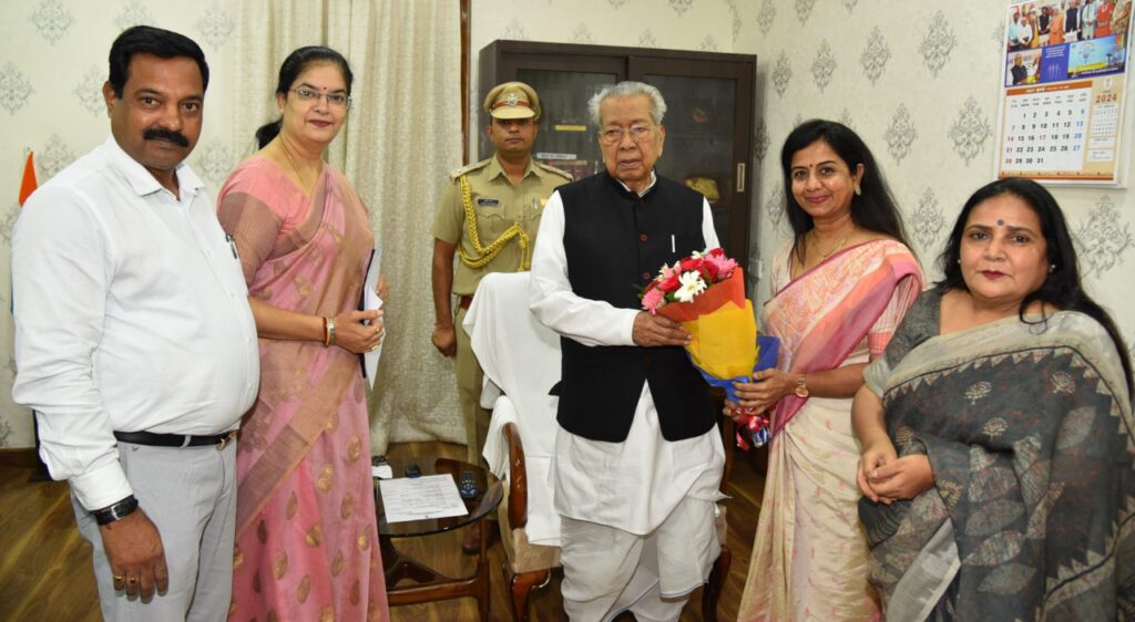 रायपुर : राज्यपाल श्री हरिचंदन से शिक्षा में उत्कृष्ट योगदान देने वाले प्राचार्यों ने सौजन्य भेंट की..