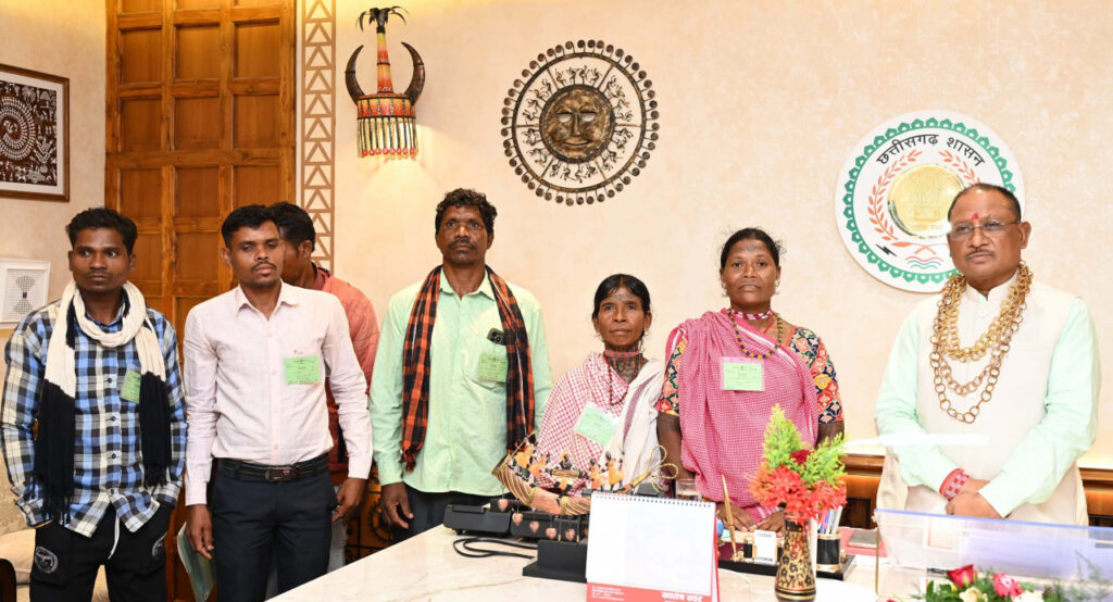 रायपुर : मुख्यमंत्री से बैगा जाति के प्रतिनिधिमंडल ने की सौजन्य मुलाकात