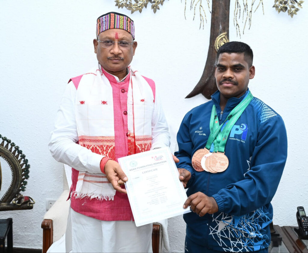 रायपुर : मुख्यमंत्री श्री साय से एशियन मेन्स इक्विप्ड पावरलिफ्टिंग चैंपियनशिप के पदक विजेता खिलाड़ी श्री जे. भागवत राव ने की सौजन्य मुलाकात