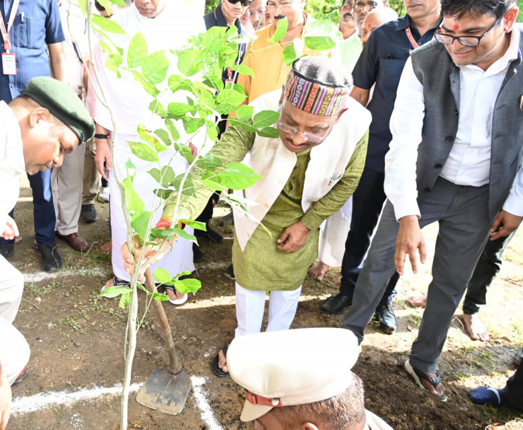 रायपुर : मुख्यमंत्री श्री विष्णुदेव साय ने अघोर गुरु पीठ ब्रह्मनिष्ठालय परिसर में करंज का पौधा रोपा