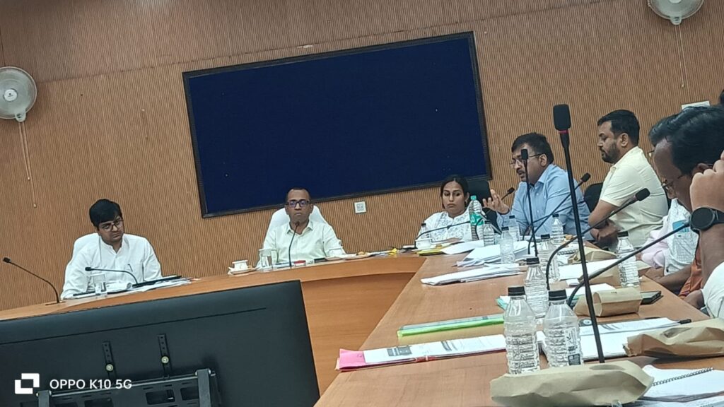 कलेक्टर की अध्यक्षता में जिला स्वास्थ्य समिति की बैठक हुई आयोजित..डायरिया, मलेरिया व मौसमी बीमारियों से बचाव के लिए प्रभावी कार्य योजना तैयार कर करें कार्य – कलेक्टर