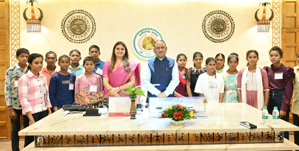 रायपुर : अपने माता-पिता के सपनों को गढ़ने अच्छी शिक्षा पा रहे सेमरहा के बच्चे, विधानसभा परिसर में की मुख्यमंत्री श्री विष्णु देव साय से मुलाकात