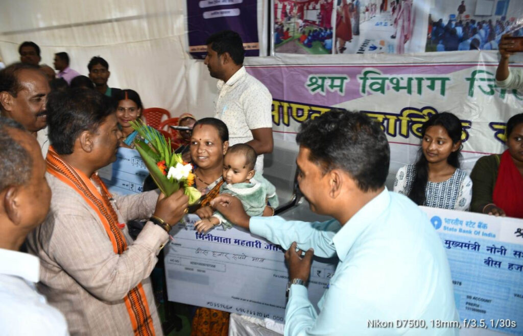 रायपुर : वनमंत्री श्री कश्यप ने श्रमिक हितग्राहियों वितरित किए सहायता राशि का चेक