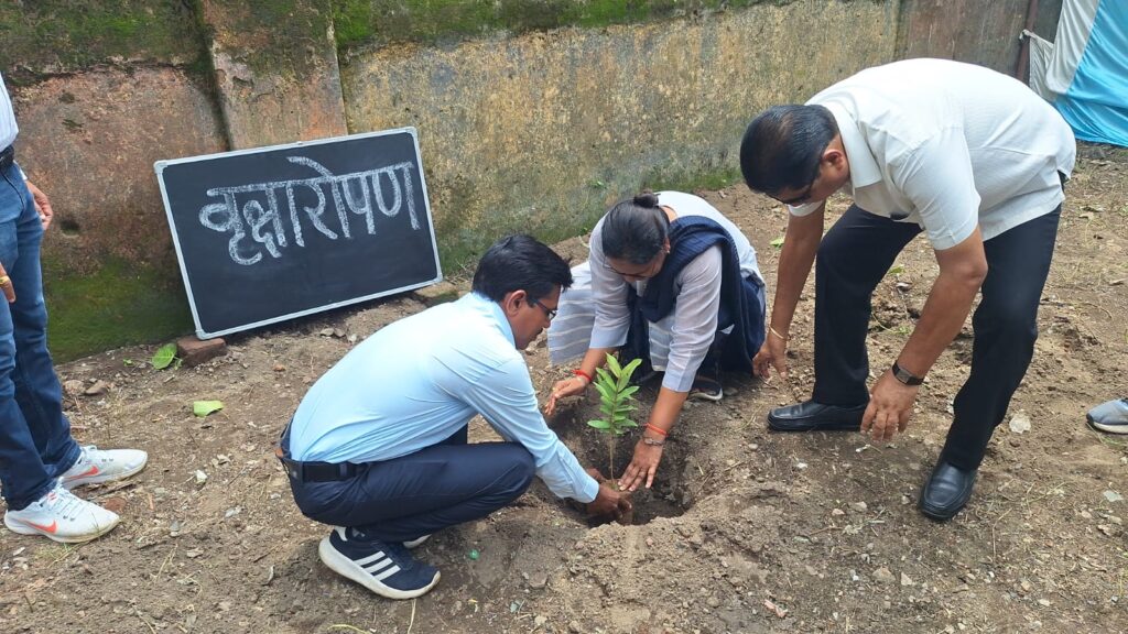 पंप हाउस कोरबा के आंगनबाड़ी केन्द्र में ’एक पेड़ माँ के नाम’ अभियान अंतर्गत किया गया पौधरोपण