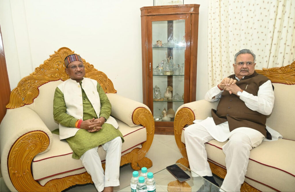 रायपुर : मुख्यमंत्री श्री विष्णु देव साय ने विधानसभा अध्यक्ष डॉ. रमन सिंह से उनके निवास में की सौजन्य मुलाकात…