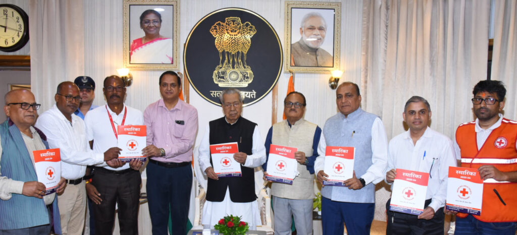 रायपुर : राज्यपाल श्री हरिचंदन ने किया छत्तीसगढ़ रेडक्रॉस इकाई की स्मारिका का विमोचन