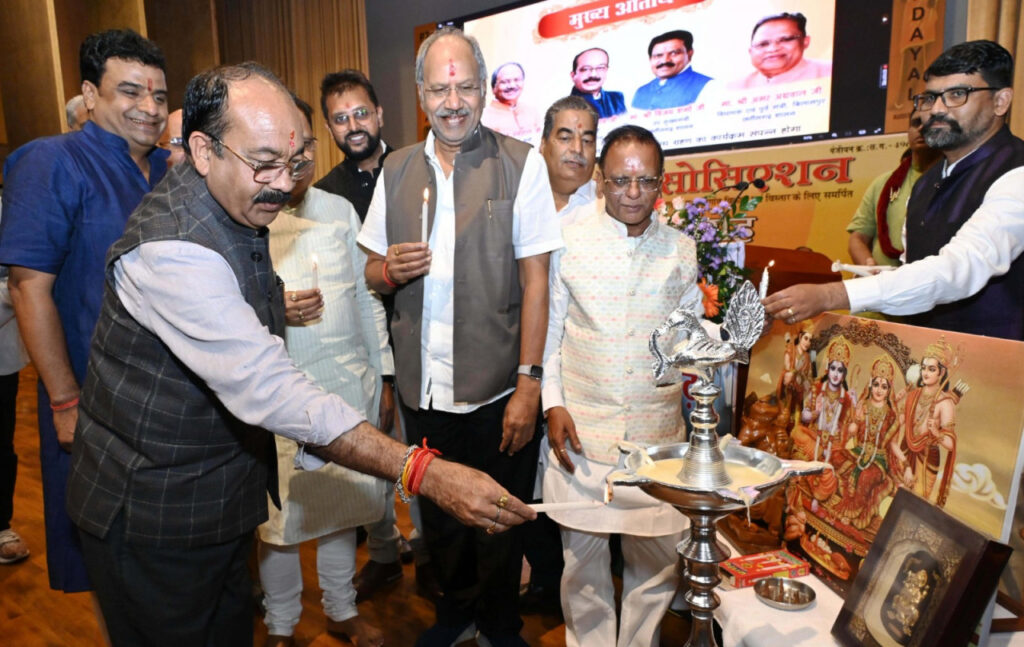 रायपुर : उप मुख्यमंत्री श्री अरुण साव छत्तीसगढ़ सराफा एसोशिएशन के शपथ ग्रहण समारोह में हुए शामिल
