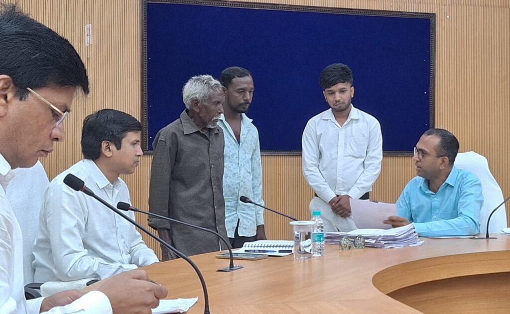 कलेक्टर ने जनचौपाल में सुनी आमजनों की समस्याएं