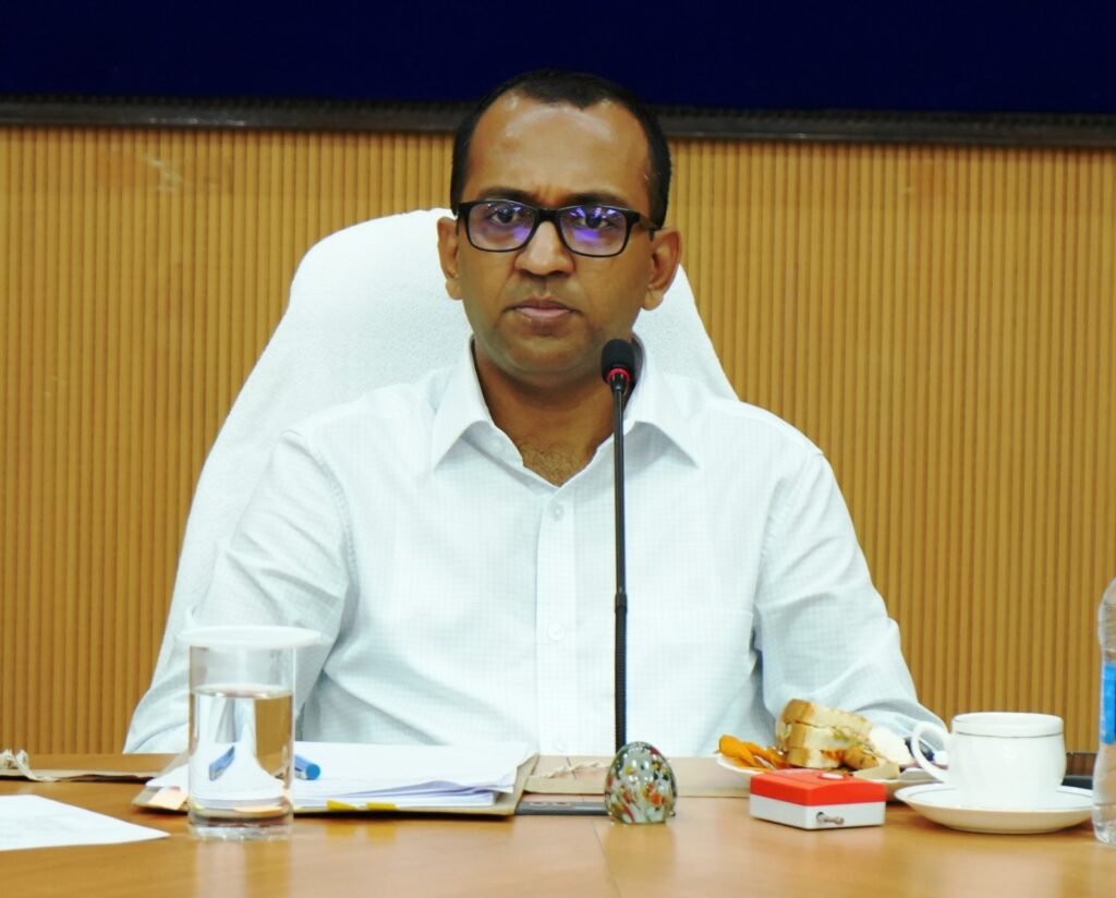 शासकीय अस्पतालों में कार्यरत चिकित्सक मरीजों को अनावश्यक निजी अस्पतालों में रिफर न करें : कलेक्टर