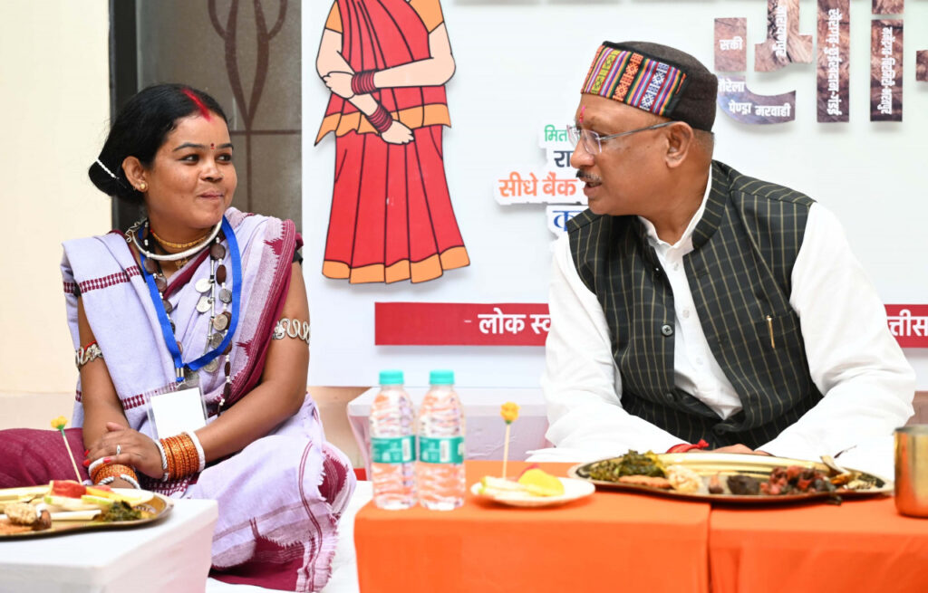 रायपुर : जब मितानिन दीदियों के साथ पंगत में बैठकर मुख्यमंत्री ने किया भोजन