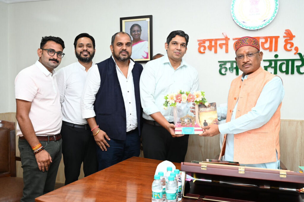 रायपुर : मुख्यमंत्री श्री साय को डॉ पंकज द्विवेदी ने भेंट की अपनी स्वरचित किताब ‘द पॉसिबिलिटी’