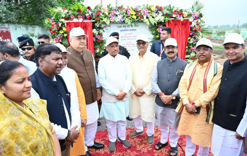 रायपुर : मुख्यमंत्री श्री विष्णु देव साय ने लगाया बेल का पौधा