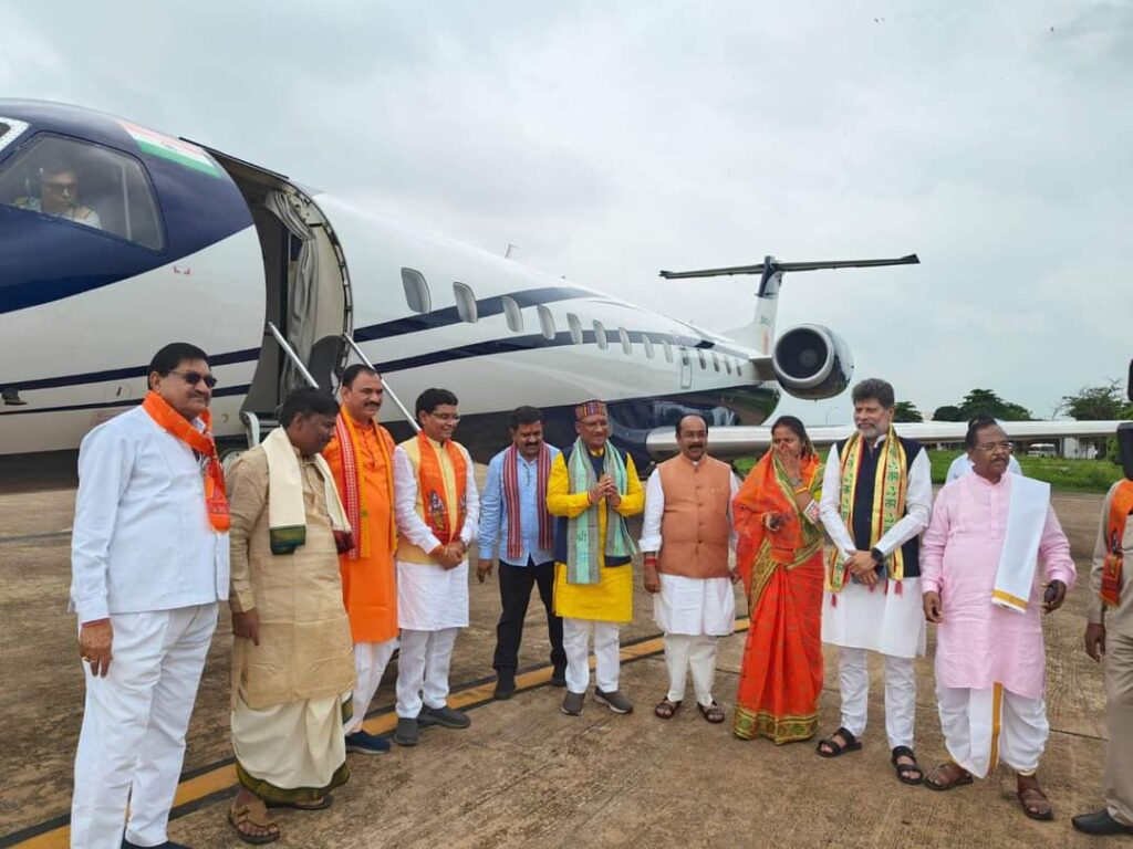 रायपुर : मुख्यमंत्री श्री विष्णु देव साय और पूरा मंत्रिमण्डल राम काज और राम भक्ति की गहरी भावना जय श्री राम के जयघोष के साथ भांचा राम के दर्शन के लिए अयोध्या धाम रवाना