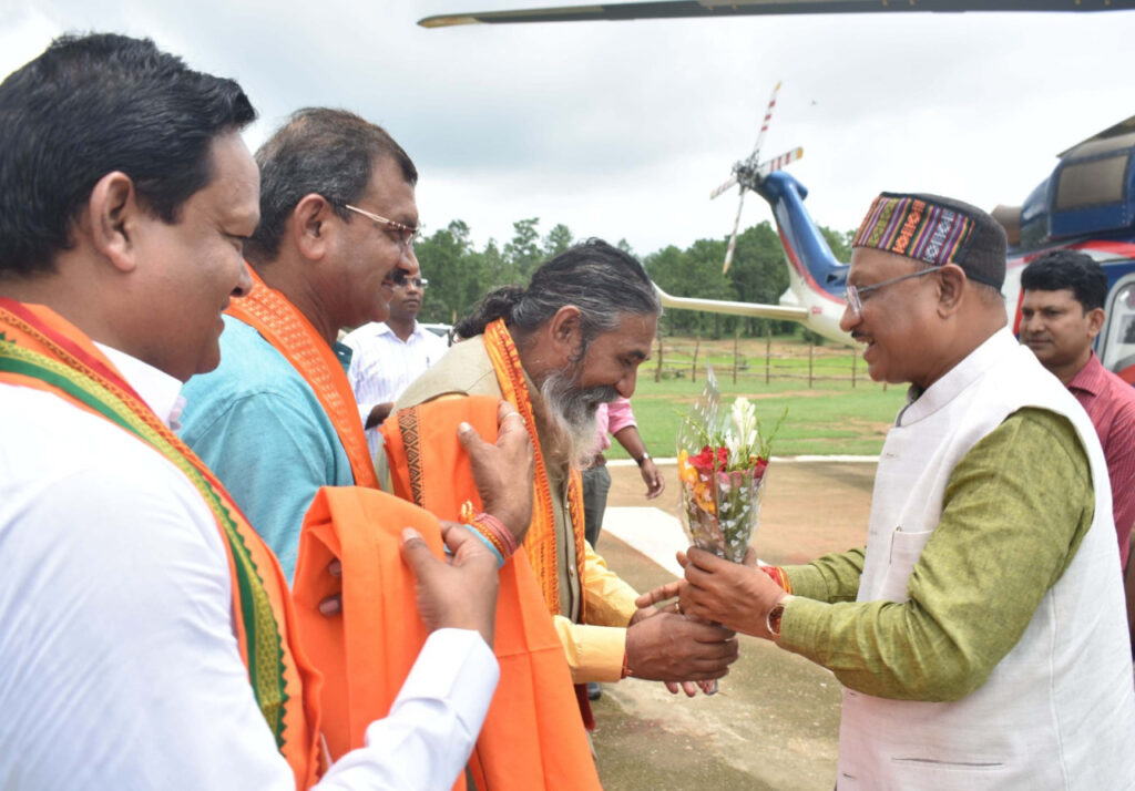 रायपुर : मुख्यमंत्री के जुंगेरा पहुंचने पर जनप्रतिनिधियों ने किया आत्मीय स्वागत