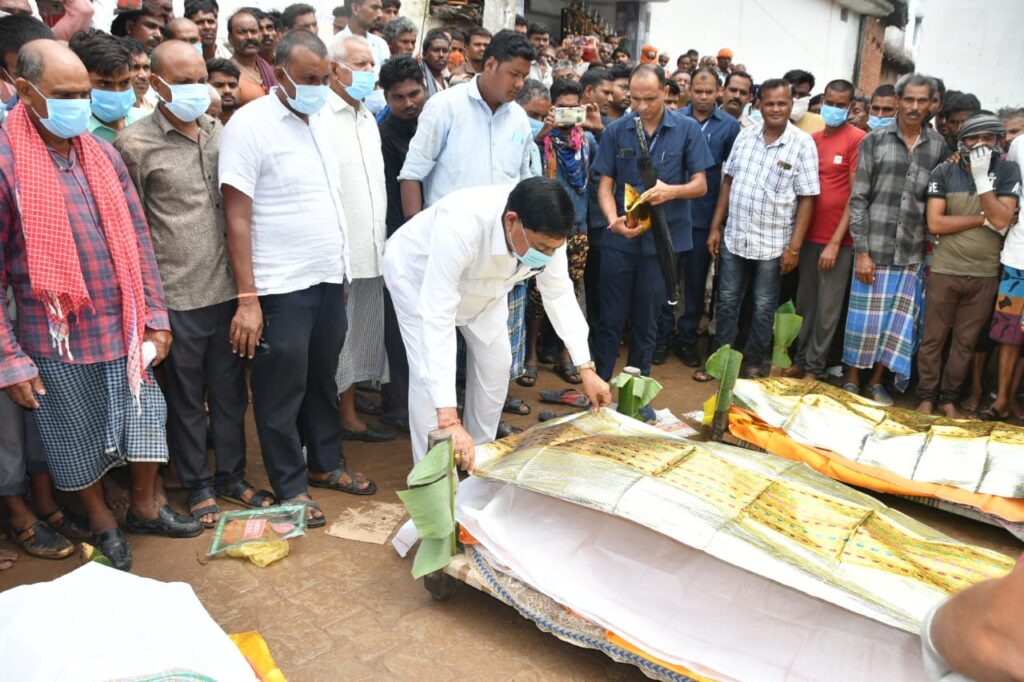 रायपुर : खाद्य मंत्री श्री बघेल ने कुएं में जहरीली गैस से मृतकों के परिजनों से मुलाकात की