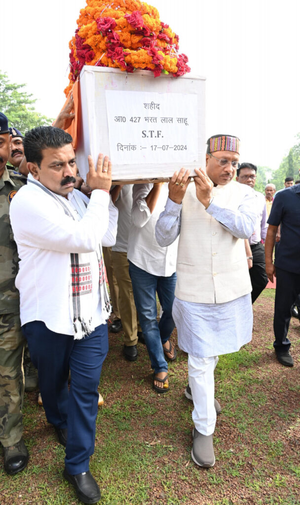 रायपुर : मुख्यमंत्री श्री विष्णु देव साय और उप मुख्यमंत्री श्री विजय शर्मा ने शहीद जवान के पार्थिव शरीर को कांधा देकर शहीद के निवास रायपुर-सड्डू के लिए किया रवाना