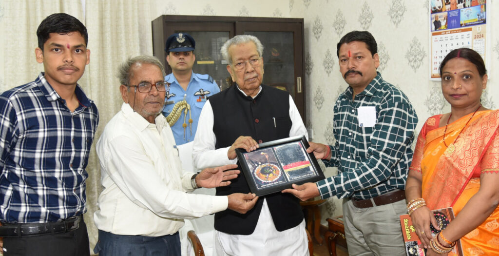 रायपुर : राज्यपाल श्री हरिचंदन को ‘मां डिडनेश्वरी देवी की महिमा‘ पुस्तक भेंट की गई