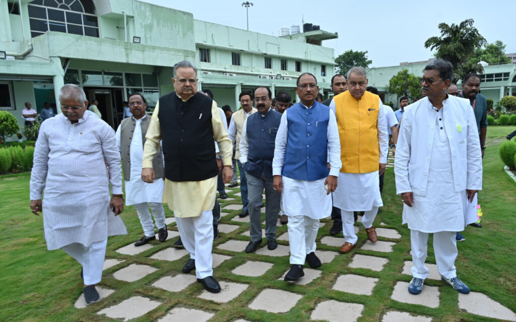 रायपुर : विधानसभा अध्यक्ष डॉ. रमन सिंह, मुख्यमंत्री श्री विष्णु देव साय, नेता प्रतिपक्ष डॉ. चरणदास महंत, उपमुख्यमंत्री श्री अरुण साव कार्यमंत्रणा समिति की बैठक में जाते हुए